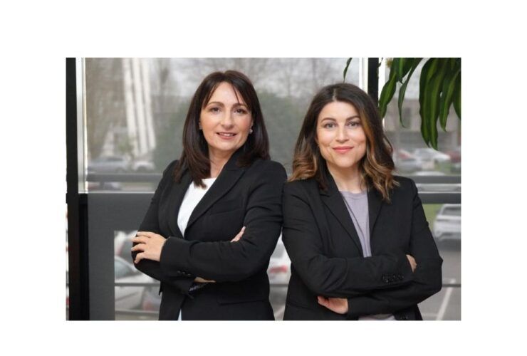 Foto en la que aparece Janet y Marta juntas. Están de brazos cruzados y miran a la cámara.